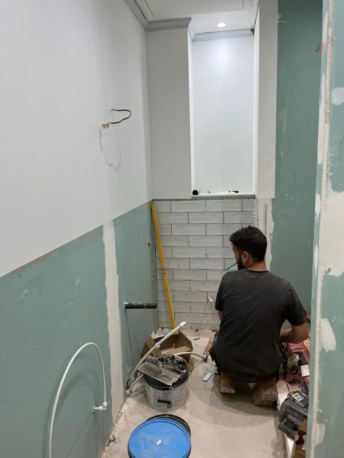 Fitting bathroom wall tiles