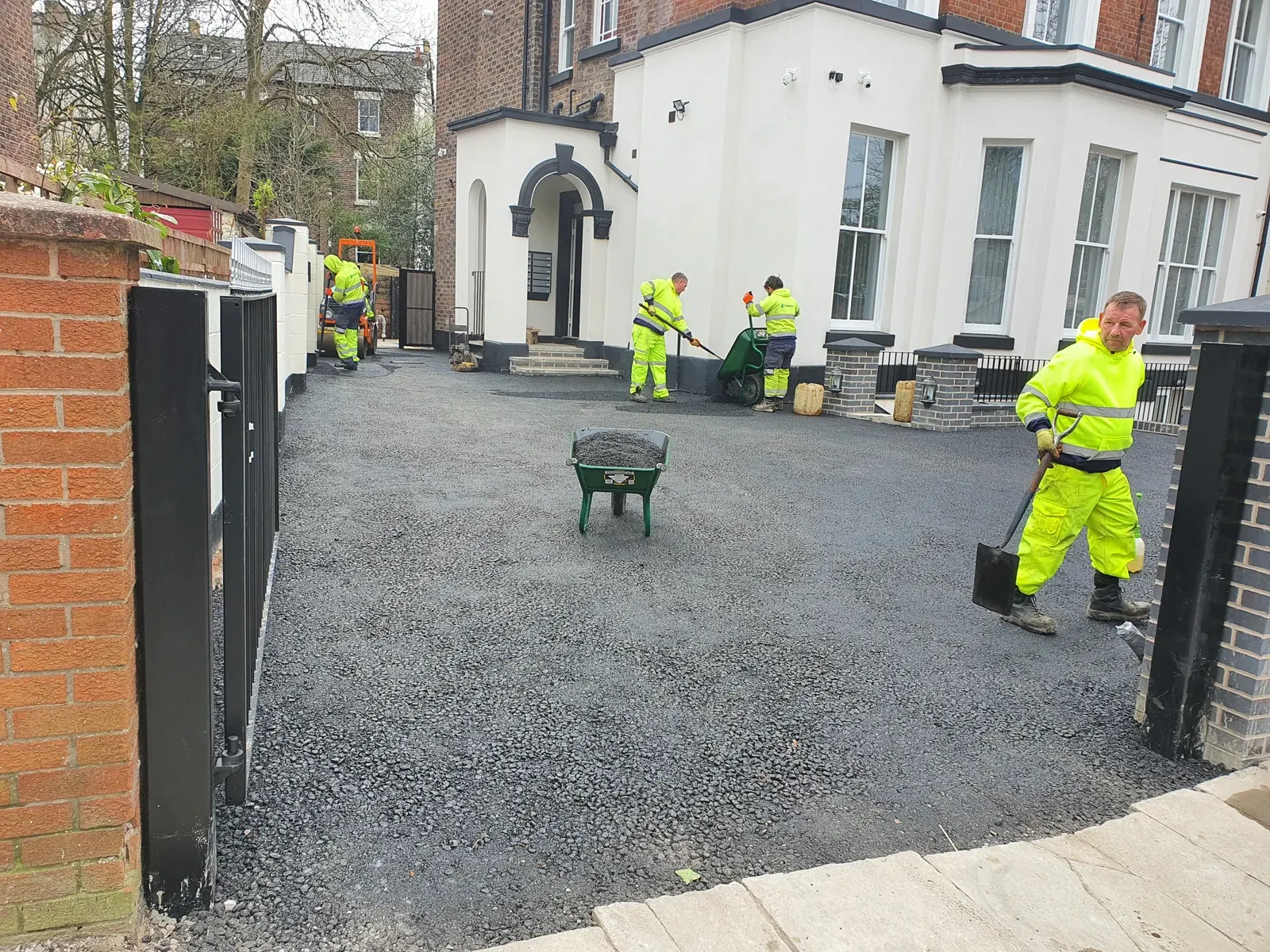 Laying the forecourt surface