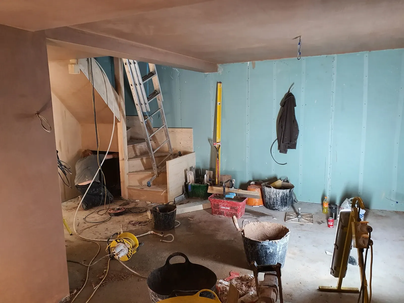 Plastering and preparing the rooms